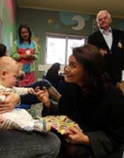 Teresa Morais distribui livros e mimos aos pequenos utentes da Pediatria